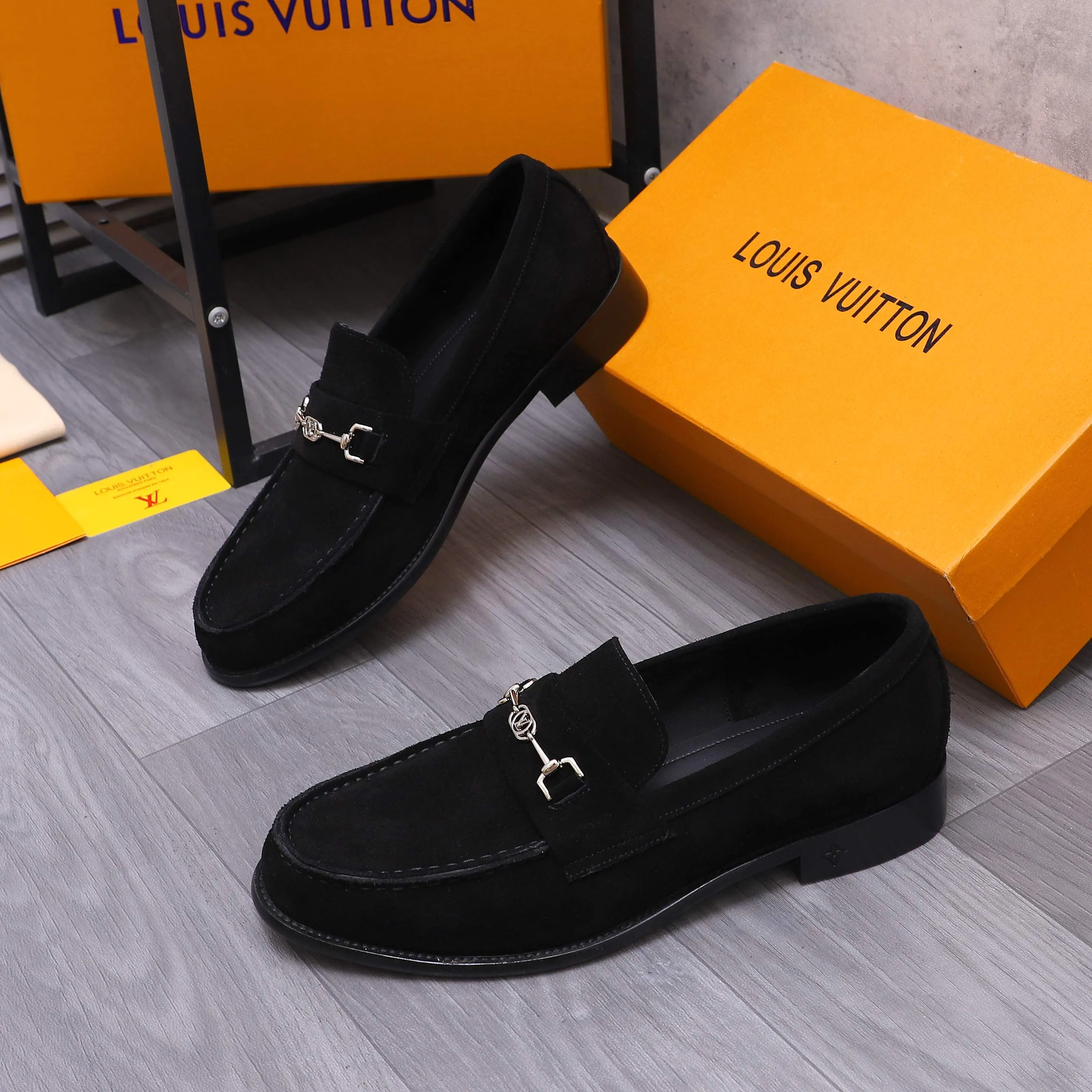Men's shoes 💰660 Product trademark: LV [Louis Vuitton] business casual slip-on leather shoes, regular size. Size: 39-44 (38.45 custom-made, non-refundable) Product materials: Selected frosted cowhide upper, cowhide lining, original outsole
